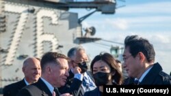 2022年11月7日在日本海上自卫队阅舰活动期间，日本首相岸田文雄（右）与美军高级将领交谈。（照片来自美国海军推特）