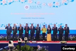 Foto bersama perwakilan negara anggota ASEAN eusai pertemuan APSC (Dewan Politik dan Keamanan ASEAN) di Pnom Penh, Kamboja, Kamis 10 November 2022. (Courtesy: Kemlu RI)