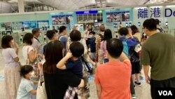 香港民意研究所公布最新民意调查显示，接近70%的受访者认为，《施政报告》提出的各项政策，令有意移民或已经移居海外的香港人回心转意的效用不大 (美国之音/汤惠芸)