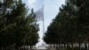 Bendera Taliban berkibar di puncak bukit Wazir Akbar Khan di Kabul. 9 November 2022. (Wakil KOHSAR/AFP)