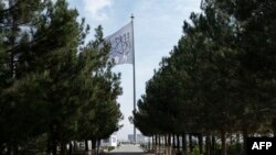 Bendera Taliban berkibar di puncak bukit Wazir Akbar Khan di Kabul. 9 November 2022. (Wakil KOHSAR/AFP)