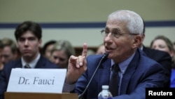 Dr. Anthony Fauci bersaksi di hadapan anggota DPR AS dalam rapat kerja di Gedung Capitol, Washington, pada 3 Juni 2024. (Foto: Reuters/Leah Millis)