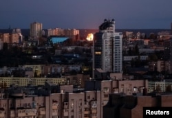 Ledakan setelah serangan pesawat nirawak Rusia terlihat di langit kota selama serangan rudal Rusia di Kyiv, Ukraina, 3 November 2024. (Foto: Reuters)