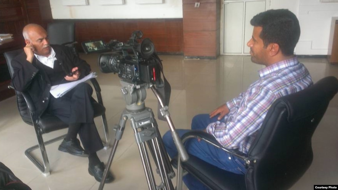 Wartawan VOA, Almigdad Mojalli (kanan) saat bertugas melakukan interview di Yaman (foto: dok).