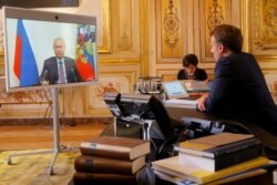 Fransa prezidenti Emmanuel Makron Rusiya prezidenti Vladimir Putin ilə videogörüntü vasitəsilə danışıb