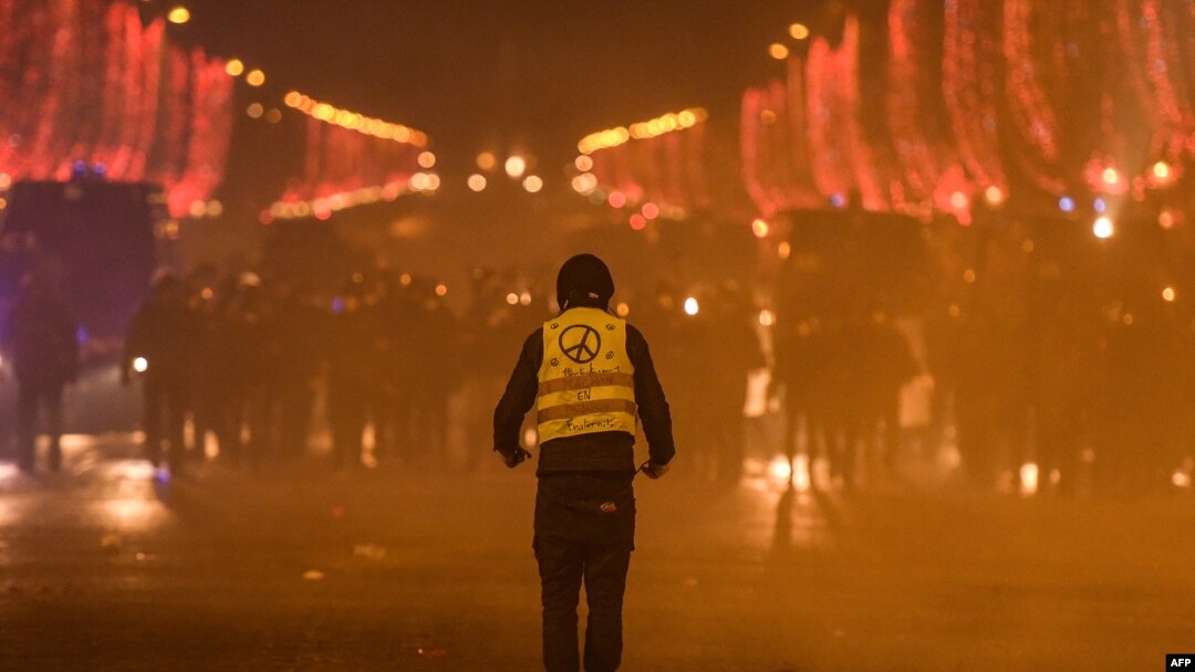 Một "áo vàng" trong biểu tình ở đại lộ Champs Elysees, Paris, 8 tháng 12, 2018.