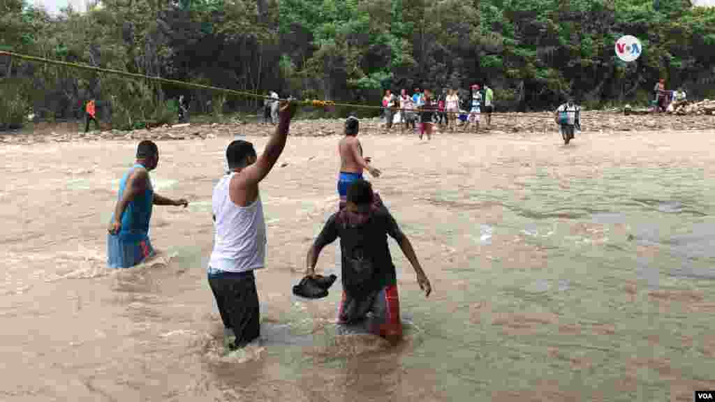 El río Táchira es uno de los pasos en la frontera, por donde muchos han intentado cruzar recientemente.