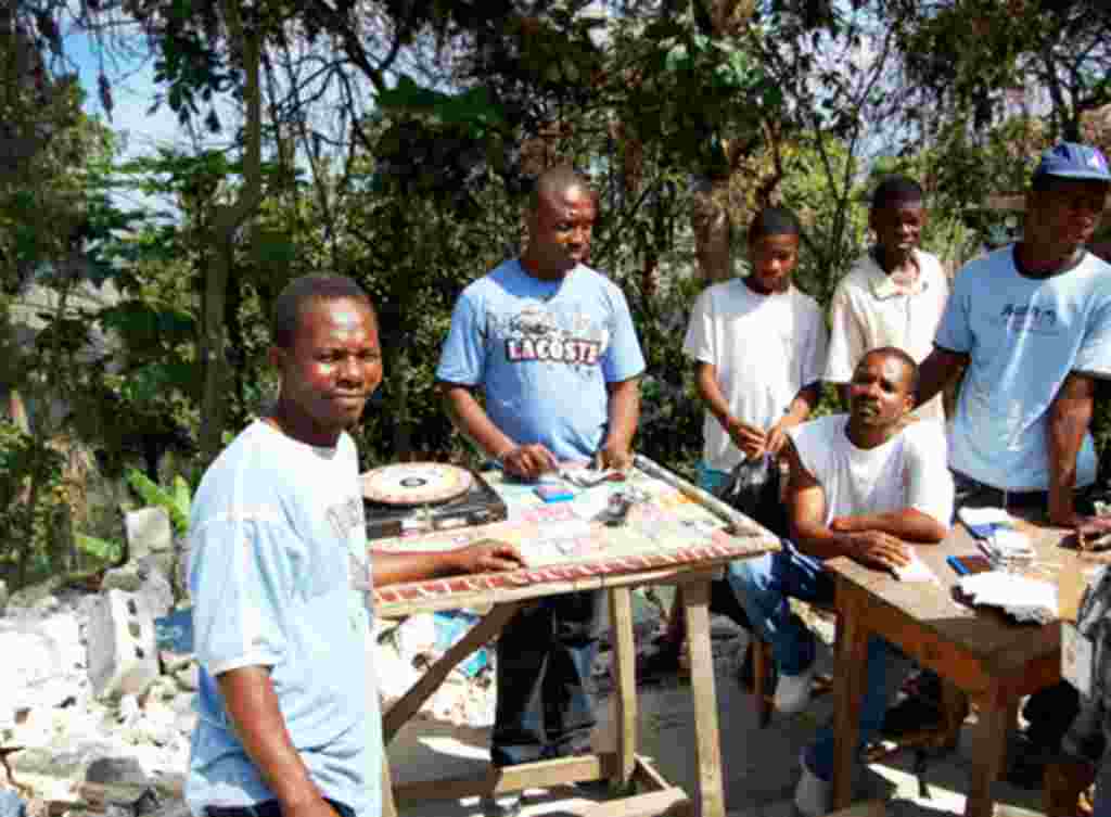 Bantuan Internasional Berlanjut di Haiti (Foto: B. Newhouse)