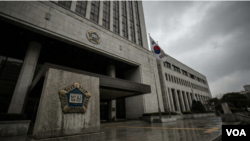 21일, 한국의 한덕수 전 국무총리가 징역 23년 형을 선고받고 법정 구속됐다. 