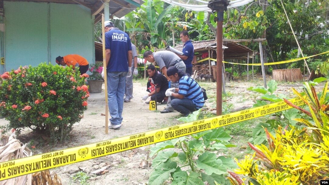 Polisi menyisir tempat terjadi penembakan misterius di Poso, Sulawesi Tengah. (VOA/Yoanes Litha)