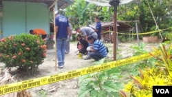 Polisi menyisir tempat terjadi penembakan misterius di Poso, Sulawesi Tengah. (VOA/Yoanes Litha)