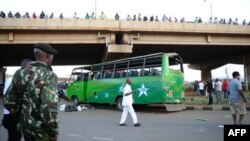 Bus penumpang yang menjadi sasaran serangan bom di Nairobi, Kenya, Minggu (4/5).