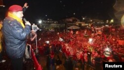 Debido a su enfermedad, el presidente de Venezuela, Hugo Chávez ha mermado sus presentaciones en actos populares y ha aumentado sus presentaciones en medios de comunicación.