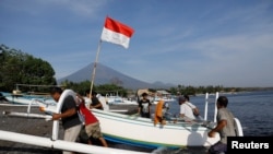 Nelayan Indonesia bersiap berlayar ke laut, dengan latar belakang Gunung Agung, di Bali. (Foto: dok). Lima nelayan tradisional asal Kabupaten Langkat, Sumatera Utara (Sumut), dikabarkan ditangkap oleh polisi maritim Malaysia, Selasa (25/9).