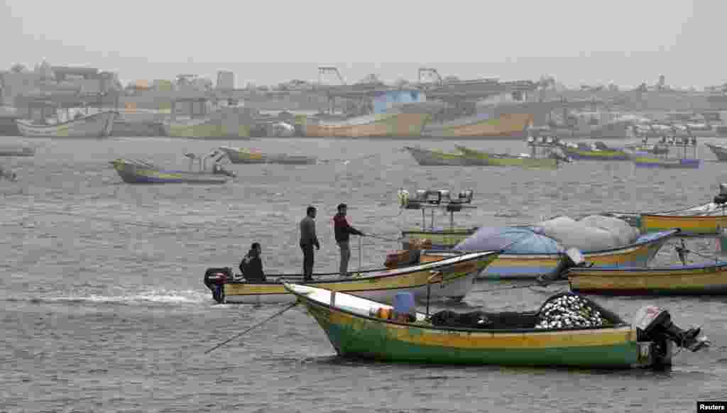 غزہ شہر میں مچھلی فروش سمندر سے پکڑی جانے والی مچھلیاں فروخت کررہے ہیں.