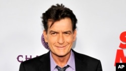 Charlie Sheen, pemeran "Scary Movie V," berpose di pemutaran perdana film tersebut di Los Angeles di Cinerama Dome di Los Angeles. (Foto: AP)