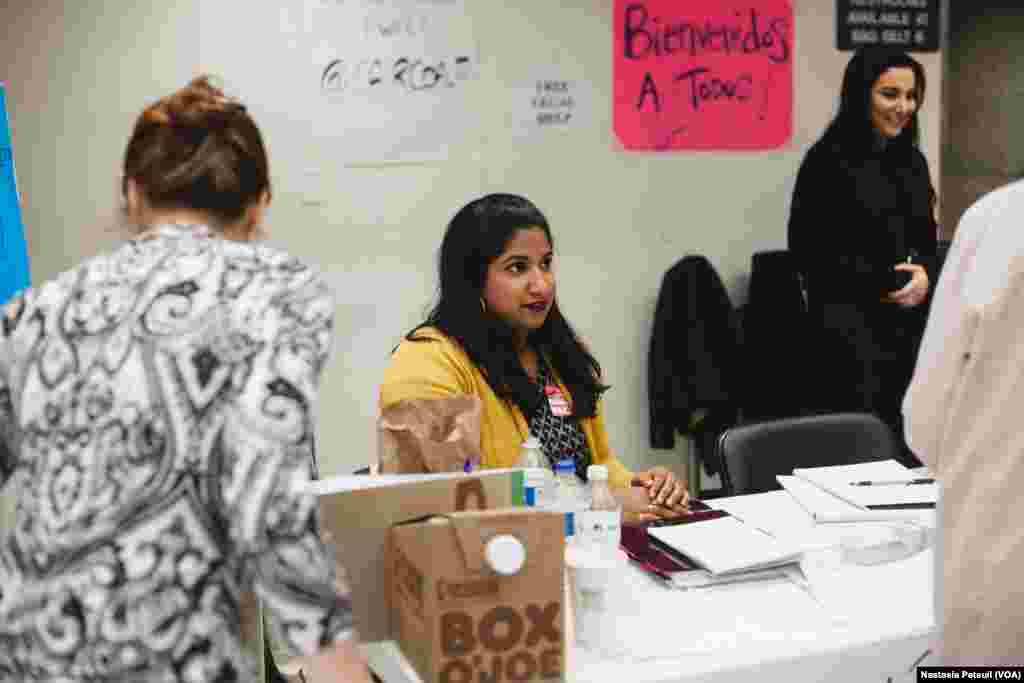 Nithya Nathan-Pineau, avocate pour la Coalition de Washington dans le domaine du droit de l'immigration, à l'aéroport international de Washington DC, le 31 janvier 2017. (VOA/Nastasia Peteuil)