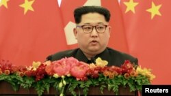 Pemimpin Korea Utara Kim Jong Un berbicara di Beijing dalam kunjungan tidak resminya ke China, Rabu (28/3). 