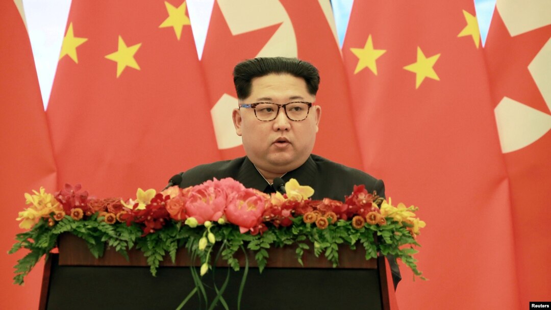 Lãnh tụ Triều Tiên Kim Jong Un phát biểu tại Bắc Kinh nhân chuyến thăm không chính thức. Hình do Thông tấn xã Trung ương Triều Tiên công bố ngày 28/3/18.