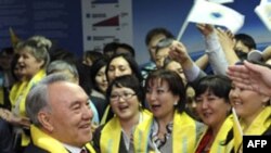 Ông Nazarbayev (trái) nói người dân Kazakhstan tán thành với những gì ông đã làm trong suốt 20 năm qua