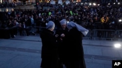 Un groupe de religieuses allument des bougies en hommage aux victimes de l'attentat de mercredi,Trafalgar Square, Londres. (AP Photo/Matt Dunham) 