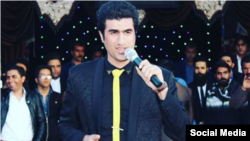 محسن لرستانی خواننده از ۱۲ اسفند سال گذشته در بازداشت به سر می برد