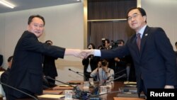 Ri Son Gwon, presidente de la Comisión para la Reunificación ¨Pacífica del país, estrecha la mano del ministro de Unificación de Corea del Sur, Cho Myoung-gyon, tras reunirse en Panmunjom, Corea del Sur, el viernes, 1 de junio, de 2018.