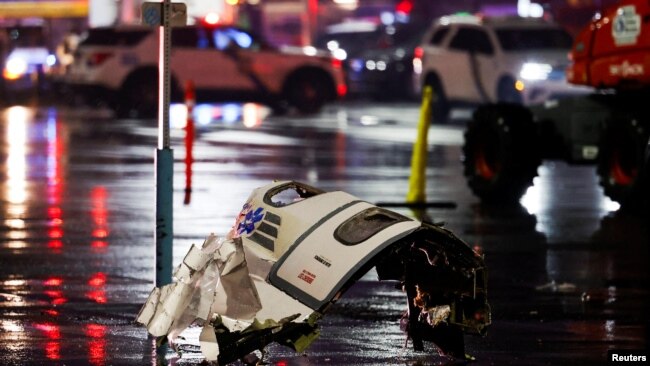 Puing-puing pesawat evakuasi medis yang jatuh di Philadelphia, Pennsylvania, Jumat, 31 Januari 2025. (Foto: Rachel Wisniewski/Reuters)