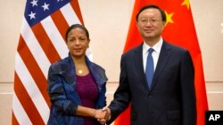 Cố vấn An ninh Quốc gia Hoa Kỳ Susan Rice (trái) và Ủy viên Quốc vụ viện Trung Quốc Dương Khiết Trì bắt tay khi họ chụp ảnh tại Bắc Kinh, thứ Hai ngày 25 tháng 7 năm 2016.