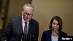 Le chef de la minorité démocrate au Sénat, Chuck Schumer, et Nancy Pelosi, tiennent une conférence de presse au Capitole à Washington, le 13 mars 2017.