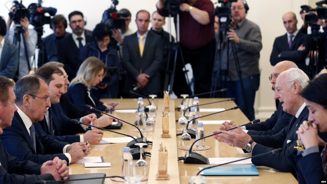 Suriyada urishayotgan taraflarni sulh shartlariga qayta ko'ndirish maqsadida BMT elchisi Staffan de Mistura Moskvada Rossiya Tashqi ishlar vaziri Sergey Lavrov bilan ko'rishyapti, 3-may, 2016-yil.