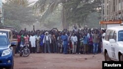 Des personnes se tiennent près de l'hôtel Radisson pris d'assaut à Bamako, Mali, le 20 novembre 2015. (REUTERS/Joe Penney)