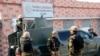 Petugas keamanan berjaga di luar rumah sakit tempat petugas polisi yang terluka dirawat setelah serangan militan di kantor polisi di Dera Ismail Khan, Pakistan, 5 Februari 2024. (REUTERS/Stringer)