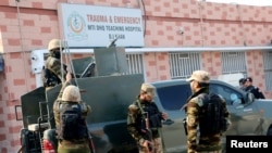 5일 파키스탄 데라 이스마일 칸에서 발생한 경찰서 공격 직후 병원 앞에 무장 경비요원들이 서 있다.