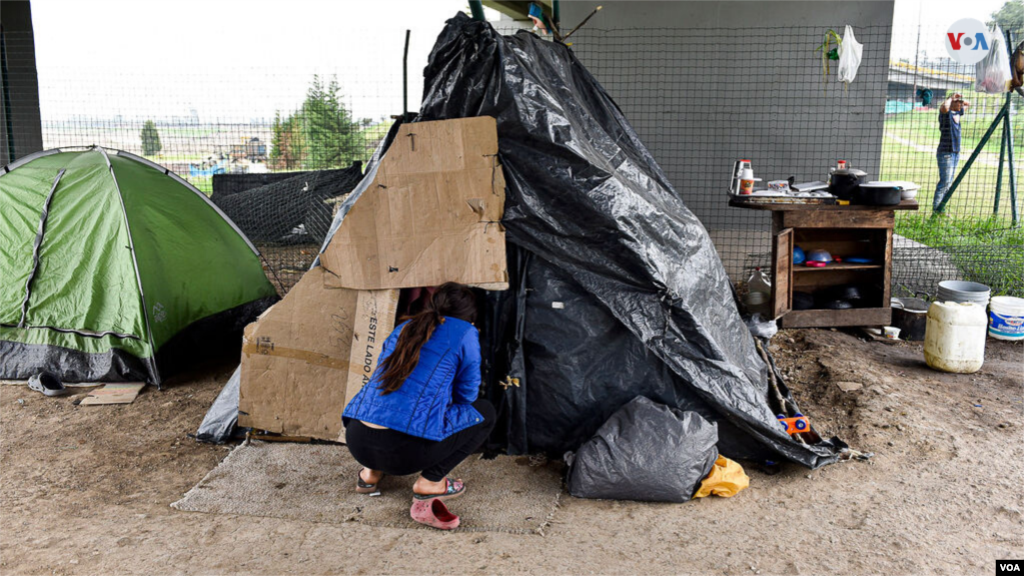 La mayoría de migrantes venezolanos prefieren regresar a su país, porque no tienen que pagar servicios públicos ni arriendo. En Colombia han perdido sus trabajos y no tienen cómo pagar por el alquilar de una casa o por su comida. [Foto: Diego Huertas]