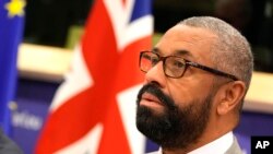 Perdana Menteri Inggris James Cleverly saat menghadiri pertemuan di Parlemen Eropa di Brussels, Belgia, 3 Juli 2023. (Foto: Virginia Mayo/AP Photo)