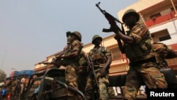 Central African Republic soldiers in President Francois Bozize's convoy brandish weapons, Bangui, Jan. 10, 2013.