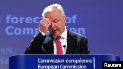 Komisioner untuk masalah Keuangan dan Ekonomi Uni Eropa, Olli Rehn saat membawakan laporan perkiraan ekonomi anggota Uni Eropa di Brussels (3/5). 