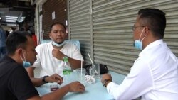 Hakimi Azri (middle) enjoyed lunch outside with some friends. Azri says he usually goes straight home from work each day because of the rising number of Covid-19 cases. (Dave Grunebaum/VOA)