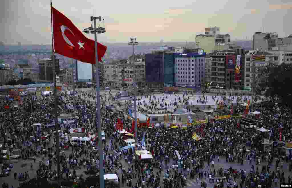 Hökumətə qarşı olanlar Taksim Meydanında toplaşıb 