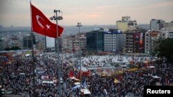 Para demonstran anti pemerintah berkumpul di Lapangan Taksim, Istanbul (5/6). 