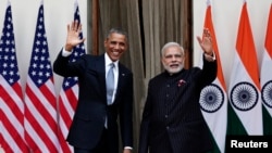 Tổng thống Mỹ Barack Obama và Thủ tướng Ấn Độ Narendra Modi vẫy chào trước cuộc họp tại New Delhi, ngày 25/1/2015.