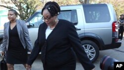 Umgcinisihlalo wekhomisheni yezokhetho, eye ZEC, uNkosikazi Priscilla Chigumba samosa ukhetho.