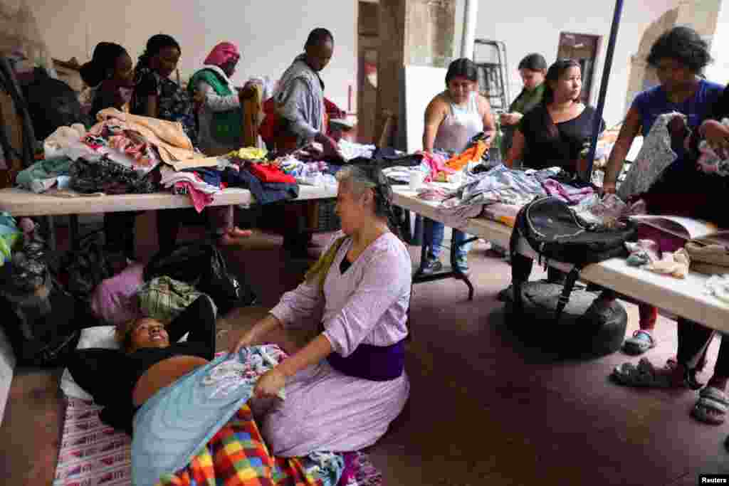 Las parteras visitan el campamento cada dos semanas para monitorear los embarazos y la salud de los bebés. También conectan a mujeres con mayores riesgos de salud o complicaciones previstas en el parto con laboratorios y clínicas locales.