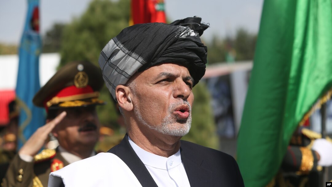 Tổng thống Afghanistan Ashraf Ghani hát quốc ca trong lễ kỷ niệm Ngày Độc lập tại Bộ Quốc phòng ở Kabul, ngày 18 tháng 8 năm 2016. 