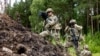 资料照片：2025年7月8日，美国陆军士兵在德国巴伐利亚的美国驻军基地训练时，模拟击落无人机行动。(图片来源：美国陆军)