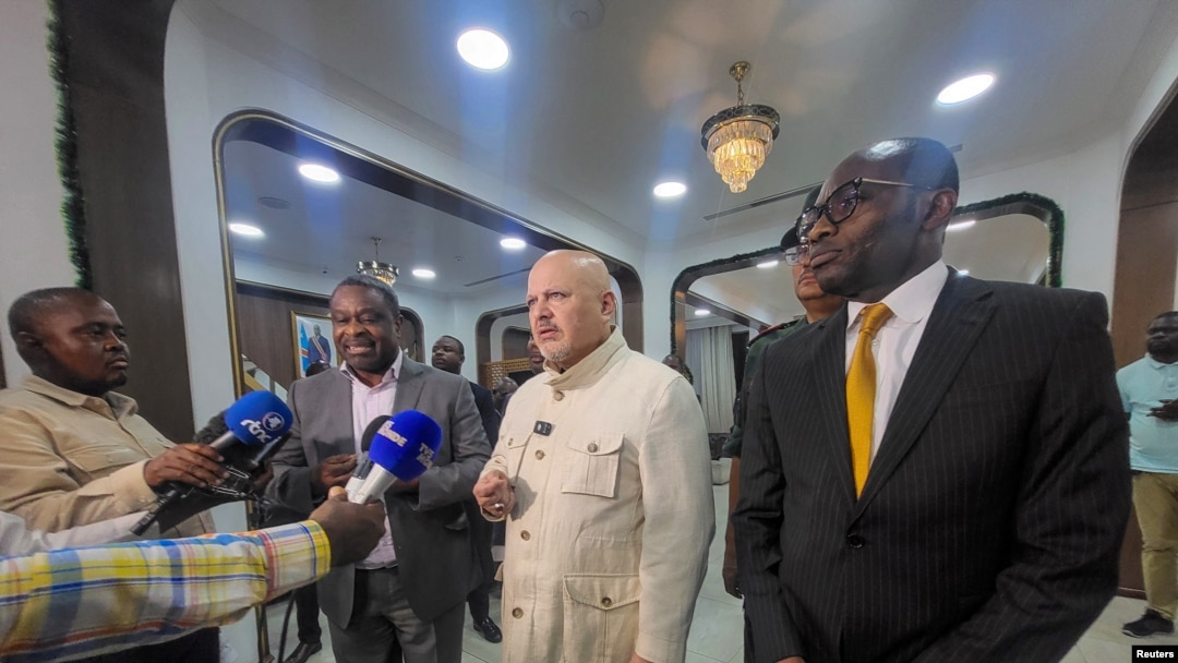 O Procurador do Tribunal Penal Internacional, Karim Khan, fala aos meios de comunicação social, à sua chegada a Kinshasa