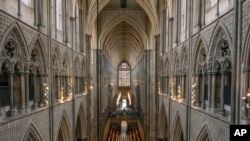 Vista general dentro de la Abadía de Westminster en Londres, el miércoles 12 de abril de 2023. La Abadía de Westminster se ha utilizado como iglesia de coronación desde Guillermo el Conquistador en 1066. El rey Carlos III será el monarca reinante número 40 en ser coronado allí durante una ceremonia el 6 de mayo de 2023. (Dan Kitwood/ vía AP)