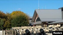 Un destacamento de la Guardia Nacional de EE.UU. frente a un hospital en West Allis, Wisconsin, el 7 de octubre de 2020.