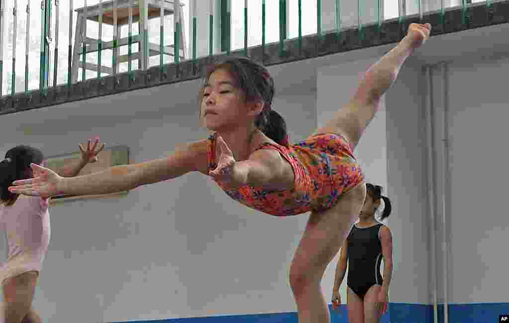 怀揣冠军梦的中国孩子在体校接受训练